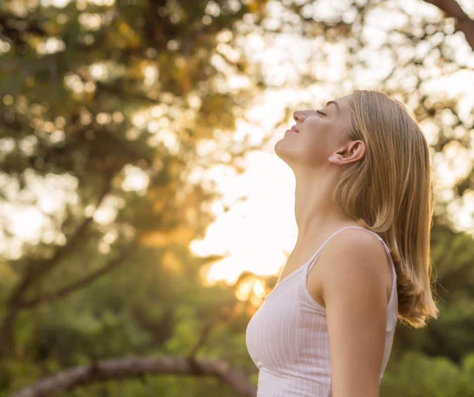 nő a természetben, mindfulness, jelenlét